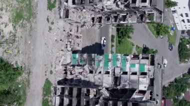 Bu borsa dikey videosu Ukrayna 'daki savaş sonrasını gösteriyor. Borodyanka' da yıkılan bir yerleşim yeri.