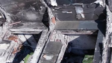 Bu borsa dikey videosu Ukrayna 'daki savaş sonrasını gösteriyor. Borodyanka' da yıkılan bir yerleşim yeri.