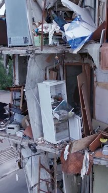 Bu borsa dikey videosu Ukrayna 'daki savaş sonrasını gösteriyor. Borodyanka' da yıkılan bir yerleşim yeri.