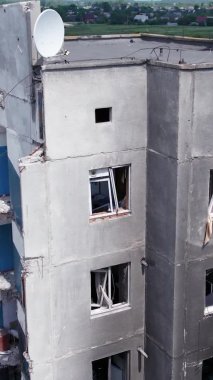 Bu borsa dikey videosu Ukrayna 'daki savaş sonrasını gösteriyor. Borodyanka' da yıkılan bir yerleşim yeri.