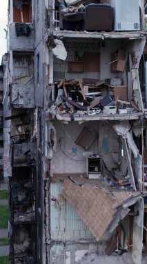 Bu borsa dikey videosu Ukrayna 'daki savaş sonrasını gösteriyor. Borodyanka' da yıkılan bir yerleşim yeri.