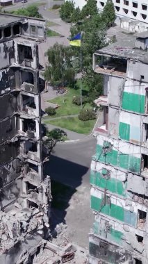 Bu borsa dikey videosu Ukrayna 'daki savaş sonrasını gösteriyor. Borodyanka' da yıkılan bir yerleşim yeri.