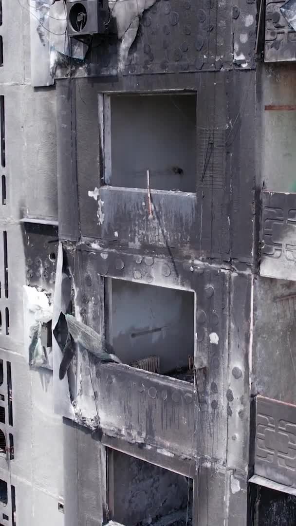 Este Video Vertical Muestra Las Secuelas Guerra Ucrania Edificio Residencial — Vídeo de stock