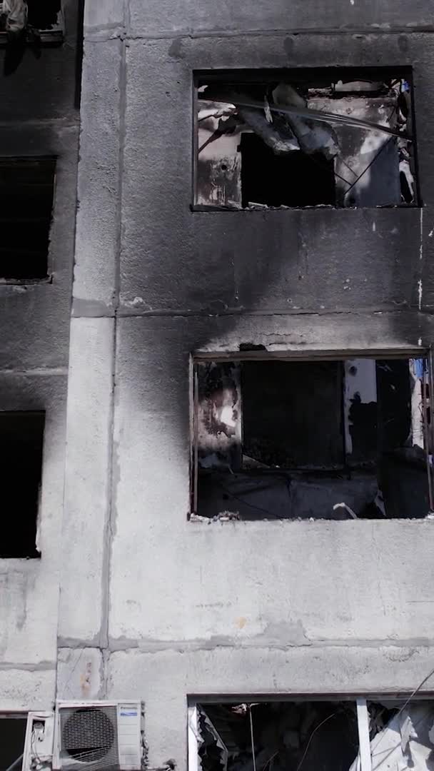 Denne Loddrette Videoen Viser Ettervirkningene Krigen Ukraina Ødelagt Boligbygning Borodyanka – stockvideo