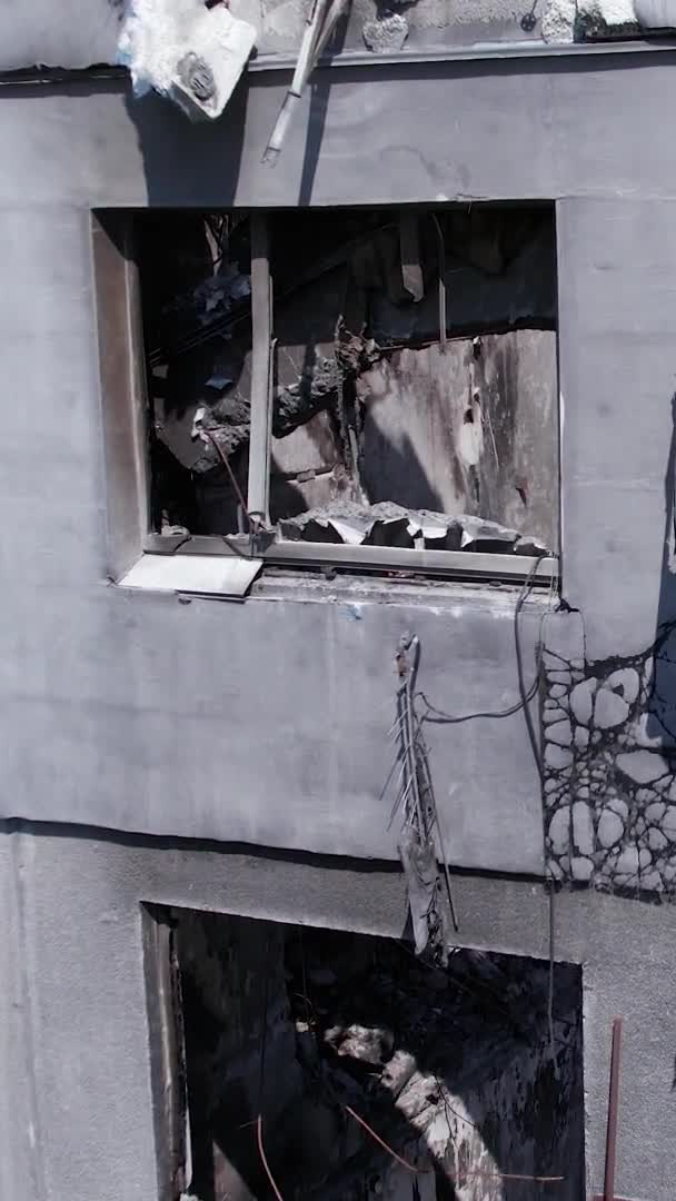 Este Video Vertical Muestra Las Secuelas Guerra Ucrania Edificio Residencial — Vídeos de Stock