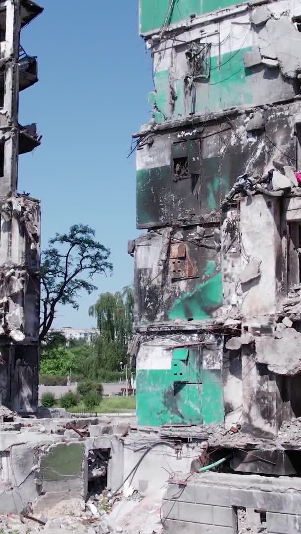 Este Vídeo Vertical Mostra Consequências Guerra Ucrânia Edifício Residencial Destruído — Vídeo de Stock