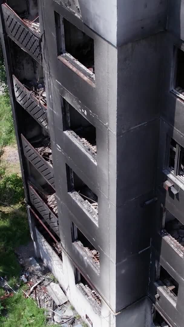 Acest Videoclip Vertical Arată Consecințele Războiului Din Ucraina Clădire Rezidențială — Videoclip de stoc