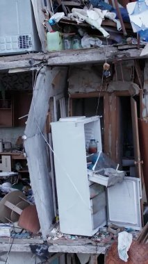 Bu borsa dikey videosu Ukrayna 'daki savaş sonrasını gösteriyor. Borodyanka' da yıkılan bir yerleşim yeri.