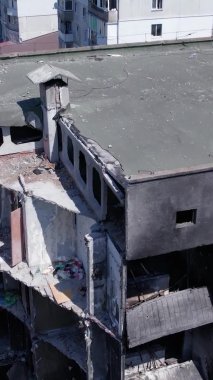 Bu borsa dikey videosu Ukrayna 'daki savaş sonrasını gösteriyor. Borodyanka' da yıkılan bir yerleşim yeri.