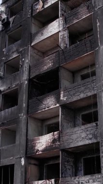 Bu borsa dikey videosu Ukrayna 'daki savaş sonrasını gösteriyor. Borodyanka' da yıkılan bir yerleşim yeri.