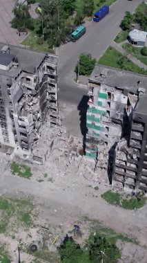 Bu borsa dikey videosu Ukrayna 'daki savaş sonrasını gösteriyor. Borodyanka' da yıkılan bir yerleşim yeri.