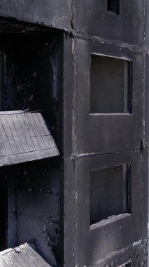 Bu borsa dikey videosu Ukrayna 'daki savaş sonrasını gösteriyor. Borodyanka' da yıkılan bir yerleşim yeri.