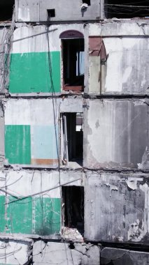 Bu borsa dikey videosu Ukrayna 'daki savaş sonrasını gösteriyor. Borodyanka' da yıkılan bir yerleşim yeri.