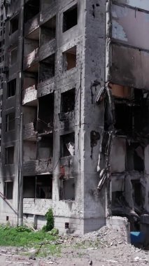 Bu borsa dikey videosu Ukrayna 'daki savaş sonrasını gösteriyor. Borodyanka' da yıkılan bir yerleşim yeri.