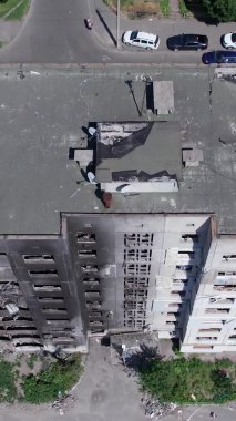 Bu borsa dikey videosu Ukrayna 'daki savaş sonrasını gösteriyor. Borodyanka' da yıkılan bir yerleşim yeri.