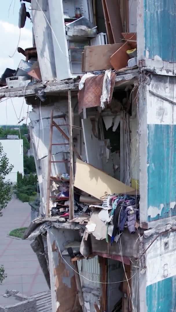 Készlet Függőleges Videó Mutatja Háború Utóhatásait Ukrajnában Egy Lerombolt Lakóépület — Stock videók