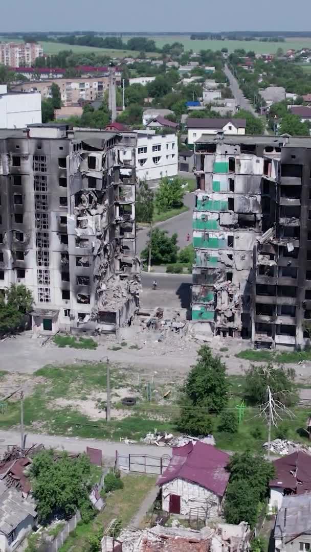 Este Video Vertical Muestra Las Secuelas Guerra Ucrania Edificio Residencial — Vídeos de Stock