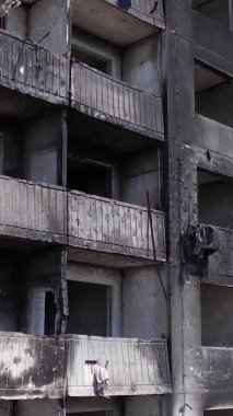 Bu borsa dikey videosu Ukrayna 'daki savaş sonrasını gösteriyor. Borodyanka' da yıkılan bir yerleşim yeri.