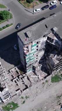 Bu borsa dikey videosu Ukrayna 'daki savaş sonrasını gösteriyor. Borodyanka' da yıkılan bir yerleşim yeri.