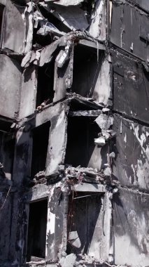 Bu borsa dikey videosu Ukrayna 'daki savaş sonrasını gösteriyor. Borodyanka' da yıkılan bir yerleşim yeri.