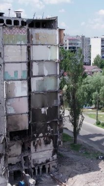 Bu borsa dikey videosu Ukrayna 'daki savaş sonrasını gösteriyor. Borodyanka' da yıkılan bir yerleşim yeri.