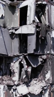 Bu borsa dikey videosu Ukrayna 'daki savaş sonrasını gösteriyor. Borodyanka' da yıkılan bir yerleşim yeri.