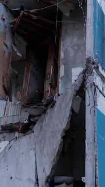 Bu borsa dikey videosu Ukrayna 'daki savaş sonrasını gösteriyor. Borodyanka' da yıkılan bir yerleşim yeri.