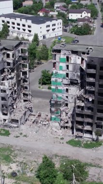 Bu borsa dikey videosu Ukrayna 'daki savaş sonrasını gösteriyor. Borodyanka' da yıkılan bir yerleşim yeri.