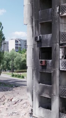 Bu borsa dikey videosu Ukrayna 'daki savaş sonrasını gösteriyor. Borodyanka' da yıkılan bir yerleşim yeri.