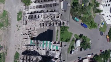 Bu borsa dikey videosu Ukrayna 'daki savaş sonrasını gösteriyor. Borodyanka' da yıkılan bir yerleşim yeri.