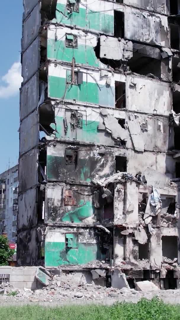 Вертикальне Відео Показує Наслідки Війни Україні Зруйнований Житловий Будинок Бородянці — стокове відео