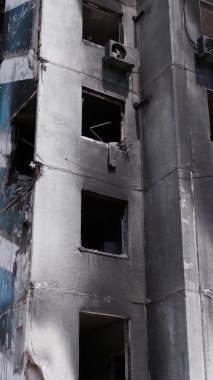 Bu borsa dikey videosu Ukrayna 'daki savaş sonrasını gösteriyor. Borodyanka' da yıkılan bir yerleşim yeri.