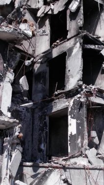 Bu borsa dikey videosu Ukrayna 'daki savaş sonrasını gösteriyor. Borodyanka' da yıkılan bir yerleşim yeri.