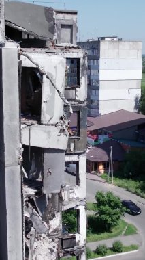 Bu borsa dikey videosu Ukrayna 'daki savaş sonrasını gösteriyor. Borodyanka' da yıkılan bir yerleşim yeri.