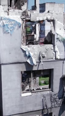 Bu borsa dikey videosu Ukrayna 'daki savaş sonrasını gösteriyor. Borodyanka' da yıkılan bir yerleşim yeri.