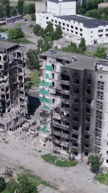 Bu borsa dikey videosu Ukrayna 'daki savaş sonrasını gösteriyor. Borodyanka' da yıkılan bir yerleşim yeri.