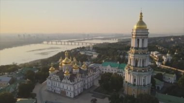 Bu stok videosu Kyiv-Pechersk Lavra 'nın sabah gündoğumunda, Ukrayna' nın 8K çözünürlükteki hava görüntüsünü gösteriyor.