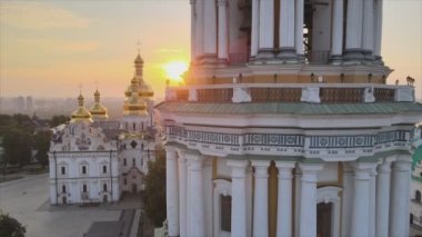 Bu stok videosu Kyiv-Pechersk Lavra 'nın sabah gündoğumunda, Ukrayna' nın 8K çözünürlükteki hava görüntüsünü gösteriyor.