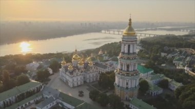 Bu stok videosu Kyiv-Pechersk Lavra 'nın sabah gündoğumunda, Ukrayna' nın 8K çözünürlükteki hava görüntüsünü gösteriyor.