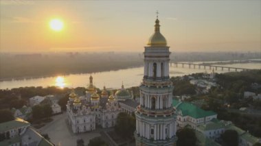 Bu stok videosu Kyiv-Pechersk Lavra 'nın sabah gündoğumunda, Ukrayna' nın 8K çözünürlükteki hava görüntüsünü gösteriyor.
