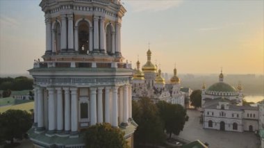 Bu stok videosu Kyiv-Pechersk Lavra 'nın sabah gündoğumunda, Ukrayna' nın 8K çözünürlükteki hava görüntüsünü gösteriyor.