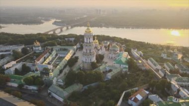 Bu stok videosu Kyiv-Pechersk Lavra 'nın sabah gündoğumunda, Ukrayna' nın 8K çözünürlükteki hava görüntüsünü gösteriyor.