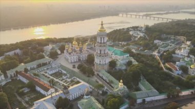 Bu stok videosu Kyiv-Pechersk Lavra 'nın sabah gündoğumunda, Ukrayna' nın 8K çözünürlükteki hava görüntüsünü gösteriyor.