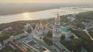 Bu stok videosu Kyiv-Pechersk Lavra 'nın sabah gündoğumunda, Ukrayna' nın 8K çözünürlükteki hava görüntüsünü gösteriyor.