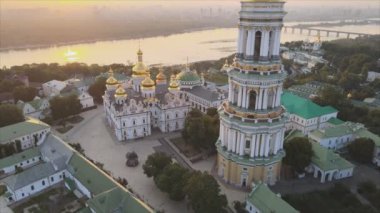 Bu stok videosu Kyiv-Pechersk Lavra 'nın sabah gündoğumunda, Ukrayna' nın 8K çözünürlükteki hava görüntüsünü gösteriyor.