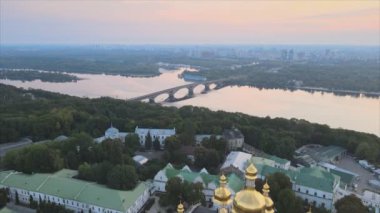 Bu stok videosu Kyiv-Pechersk Lavra 'nın sabah gündoğumunda, Ukrayna' nın 8K çözünürlükteki hava görüntüsünü gösteriyor.