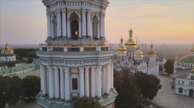 Bu stok videosu Kyiv-Pechersk Lavra 'nın sabah gündoğumunda, Ukrayna' nın 8K çözünürlükteki hava görüntüsünü gösteriyor.
