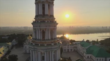 Bu stok videosu Kyiv-Pechersk Lavra 'nın sabah gündoğumunda, Ukrayna' nın 8K çözünürlükteki hava görüntüsünü gösteriyor.