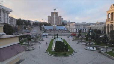 Bu stok görüntüler Ukrayna 'nın Kyiv kentindeki Independence Meydanı' nın 8K çözünürlükteki hava görüntüsünü gösteriyor.