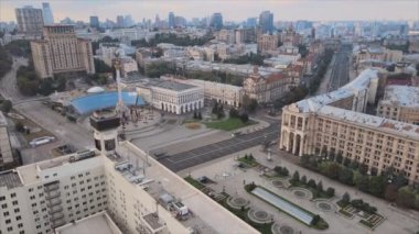 Bu stok görüntüler Ukrayna 'nın Kyiv kentindeki Independence Meydanı' nın 8K çözünürlükteki hava görüntüsünü gösteriyor.